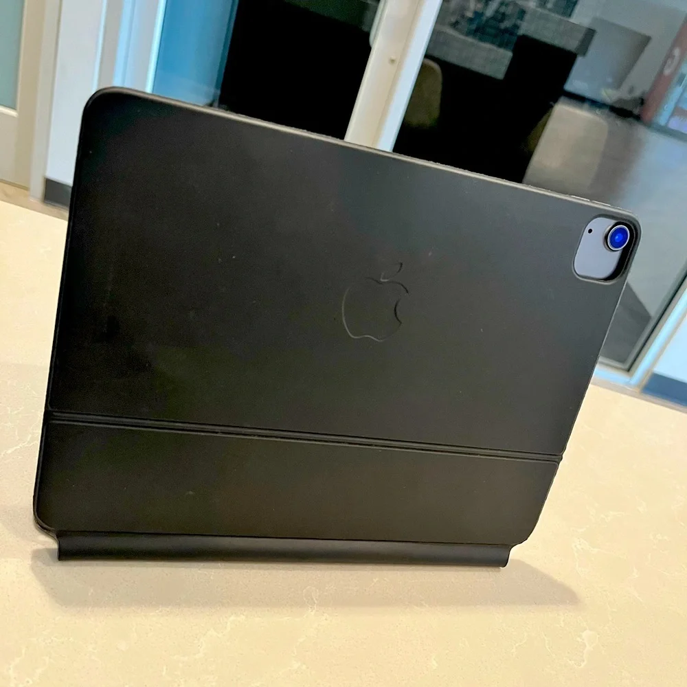 Like New Space gray IPad air 10.9 inch and IPad Keyboard. 4th generation